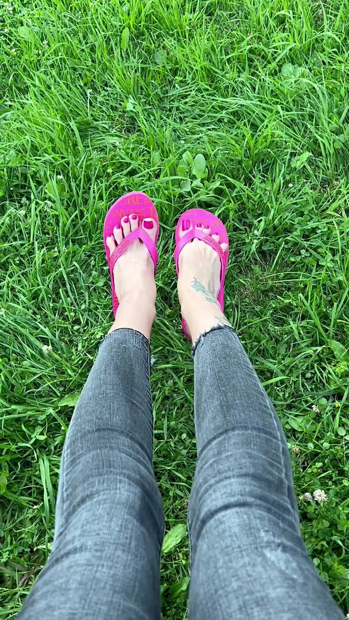 Julia domaina: 私の新しいピンクのビーチサンダルとピンクの足の爪のポリッシュで私の足