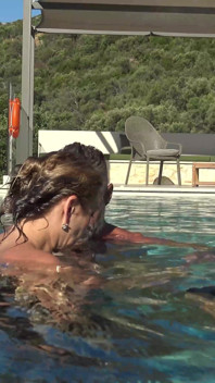 Hinter den kulissen der ganz natürlichen MILF Julia North Unterwasser soft im Pool