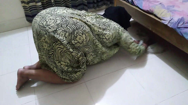 Aria Mia: エジプトの継母は義理の息子の部屋を掃除しながらベッドの下で立ち往生し、義理の息子は彼女のお尻をファックします