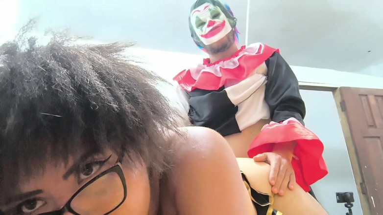 NEGRITA SEXY: Hijastro se pone una máscara en Halloween y se folla...