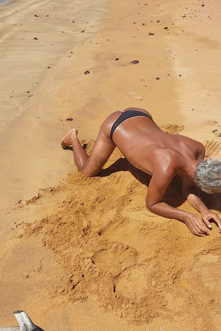 Ladysilvas: Ladysilva w majtkach na plaży Opalanie Jej gorący tyłek