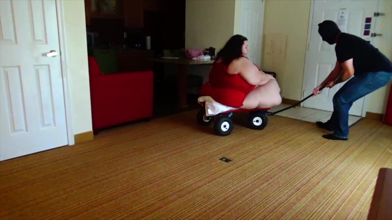 Full Weight Productions: Queen Nora & Rainbow play weight games