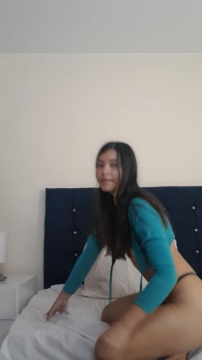 Prisila Devid: Mostra la figa nella mia stanza