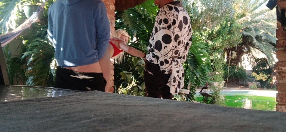 Bigjoefuckalott: Se divertindo no jardim loira suking pau