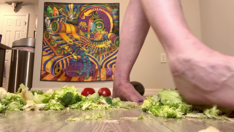 Peppermint Giantess: Schiaccia il piede di taglia 16 con verdure