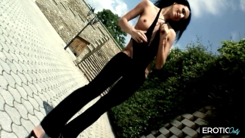 LuxuryPorn: Si blonde dalam pakaian jala menunggang zakar keras di luar...