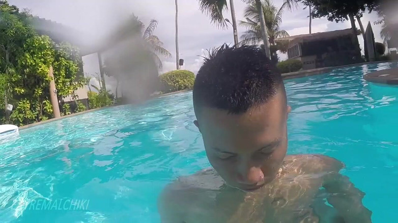 Extremalchiki: Kouření twink u bazénu