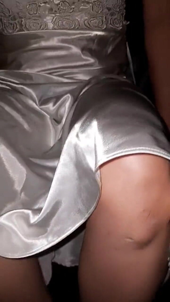 Naomisinka: साटन रेशमी पर्ची पहनकर हस्तमैथुन करना