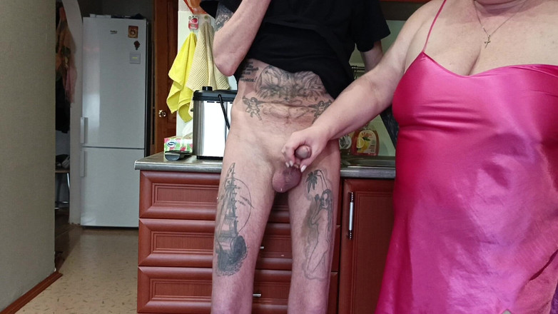 Zona901: Macocha w kuchni ssie kutasa, szarpie go i patrzy spust