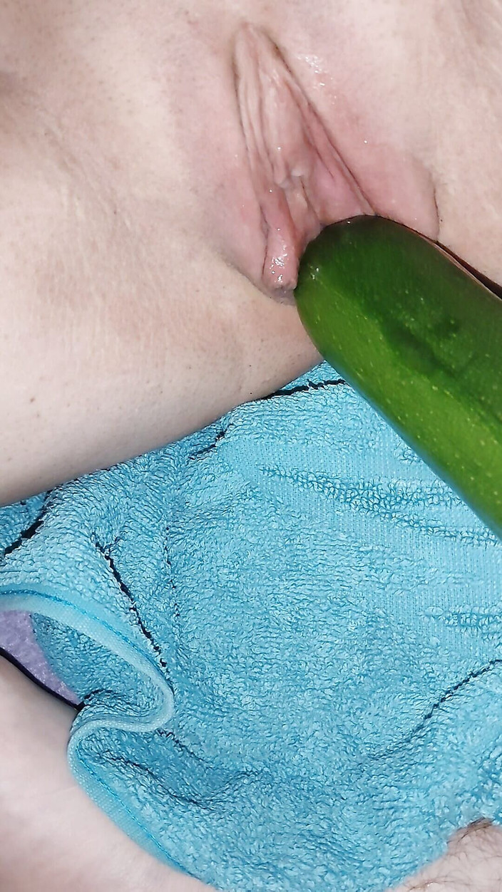 Wild Life PA: Проникнення мокрої пизди великим огірком