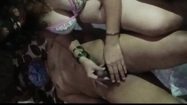 Rangeeli_Mangala: Desi Bhabhi zavolala manželova kamaráda na šukání