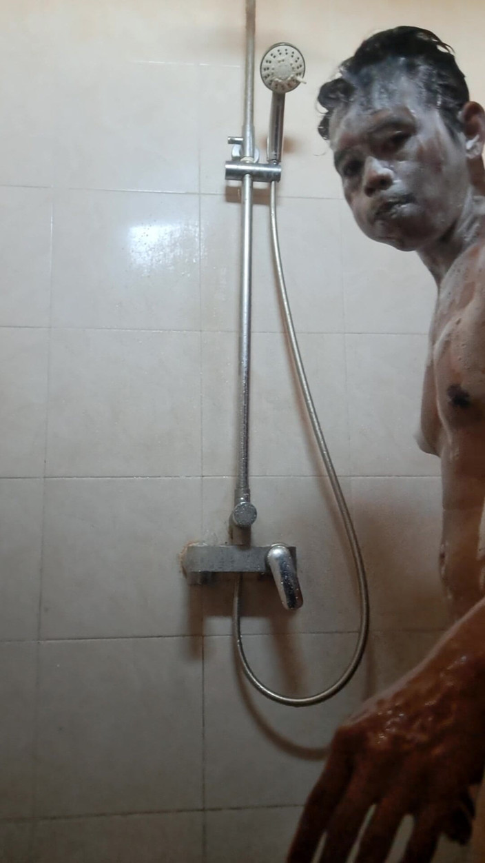 David Studio: Экзотический худой азиатский взрослый мужчина принимает душ утром