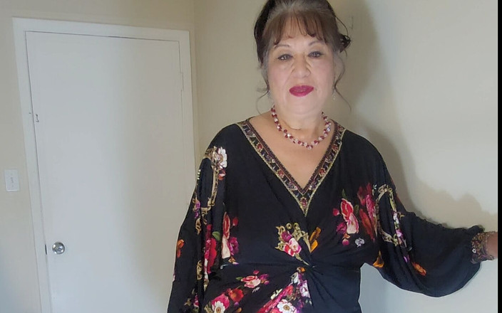 Zilah Luz: Раздеваюсь после вечера, писаю и мастурбирую мою волосатую киску.