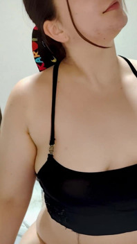 Baculatá Nicole tě vyhoní! Pak tě nechá čichat její zadek