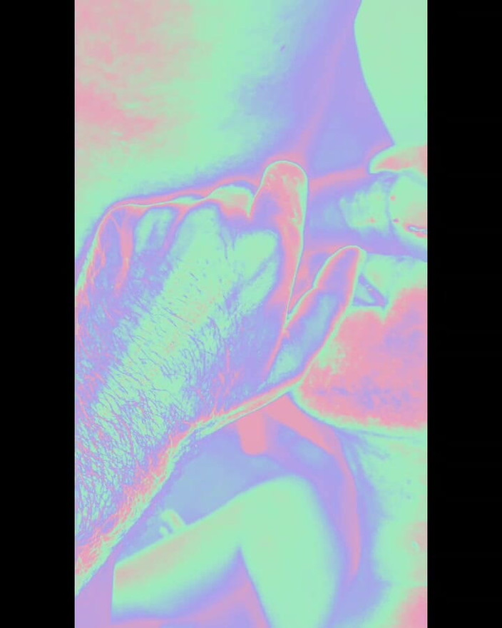 Ladyboy Karl: Suce après une douche dorée