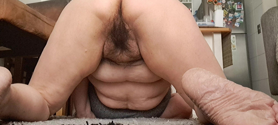 Mommy big hairy pussy: रंडी चोदने लायक मम्मी अपने पैर खोल रही है