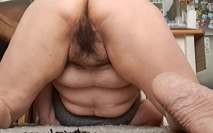 Mommy big hairy pussy: Schlampe MILF öffnet ihre beine