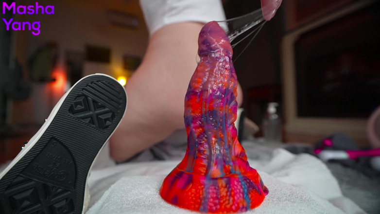 Mashayang: Poprvé zkouším moje nové dračí dildo v zadku