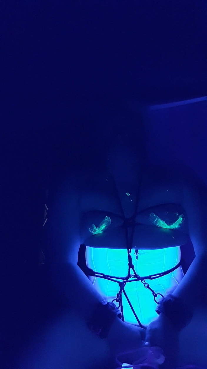 Roxxie rae page: Black Light自我束缚