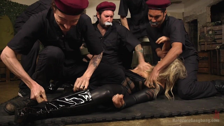 Hardcore Gangbang by Kink: Bionische bukkake-teef: de bionische vrouwenparodie