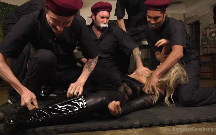 Hardcore Gangbang by Kink: Bionická bukkake děvka: parodie na bionickou ženu