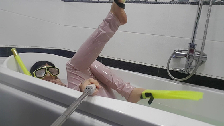 LarisaCum: Mam na sobie beżowy lateksowy garnitur i maskę, bawię się...