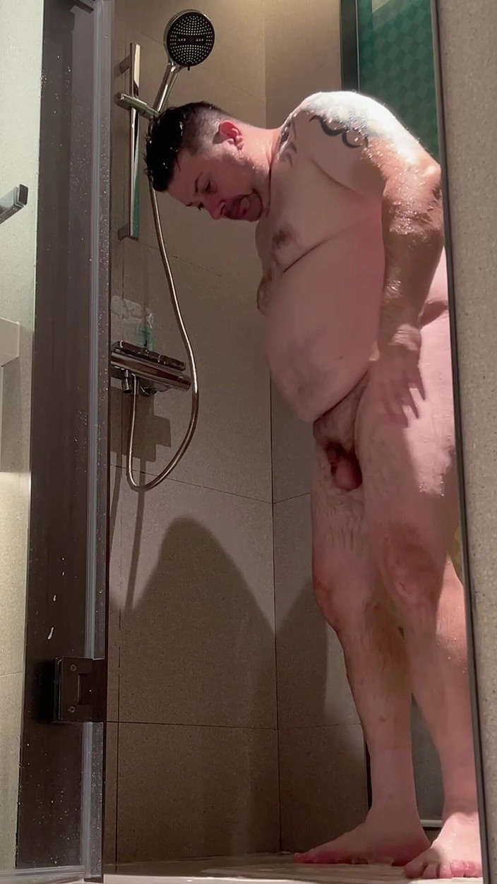 uktattooedchub74: Cowok gemuk lagi asik mandi