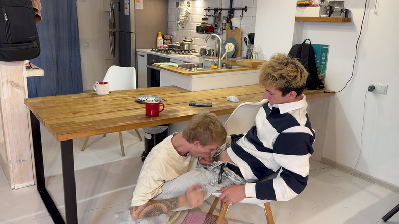 Ethan Lestray: Un Mec Mignon a Fait Une Pipe À Son Ami Avec...