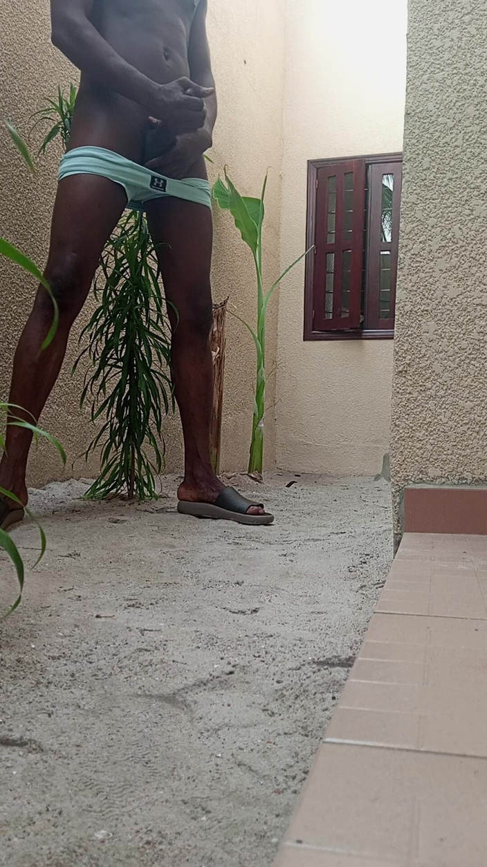 Dickass3x: Дрочу себя на заднем дворе