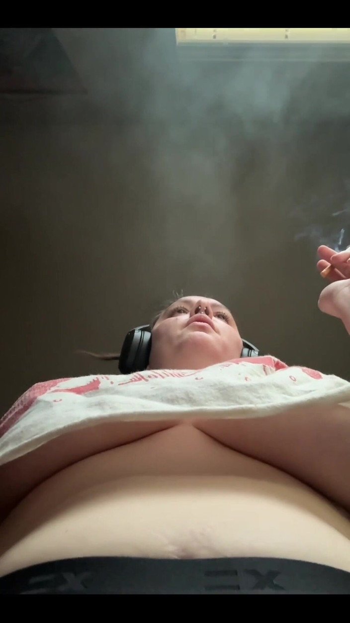 Chery Trees: Pohled na moji košili při kouření