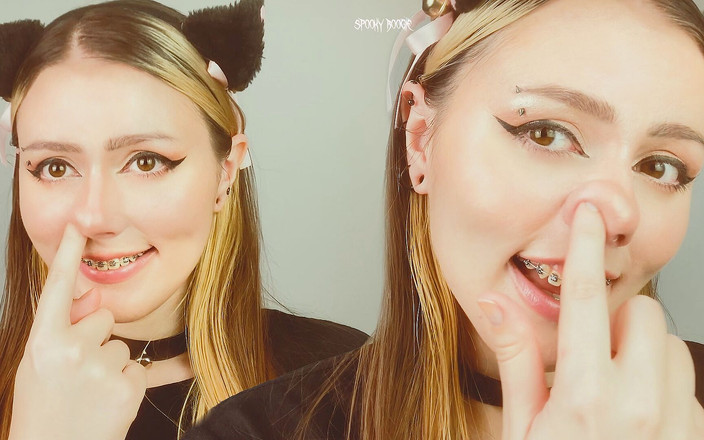 Spooky Boogie: E-girl mit zahnspange kneift ihre süße nase vor dir