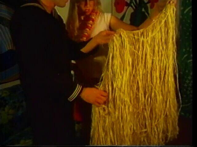 Old Good Porn: Klasik denizci mükemmel sakso çektikten sonra azgın sarışınla sikişiyor