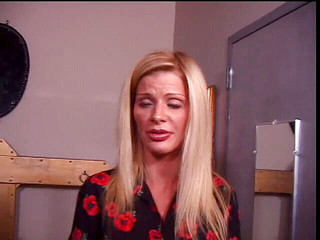 Fetish Media: BDSM 세션을 준비하는 나일론의 섹시한 금발