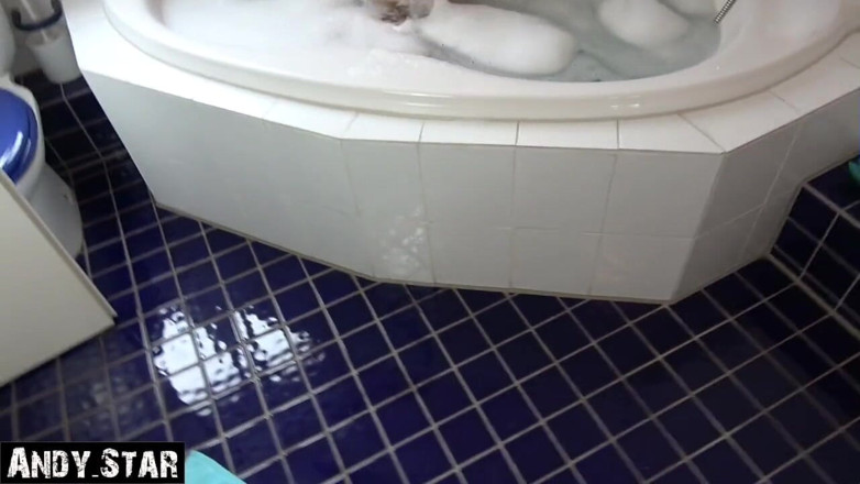 Andy Star: Neighbor in the bathtub surprised