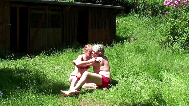 German amateur - 100% German hardcore videos: 成熟した人々が外でクソ