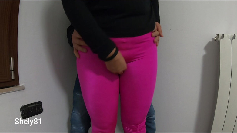 Shely81: Puszczalska żona szarpie nogi do przyjaciela męża, wali go ostro, aż...