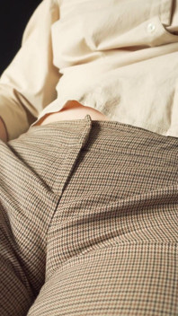 Stoute collega verleidt je met haar dikke cameltoe in broek