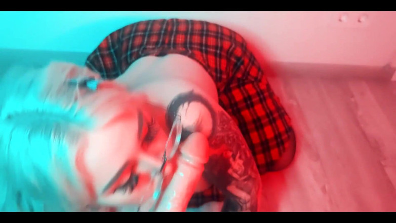 Peachgardens: Aku lagi asik nyepong dan masturbasi kontolku pakai mesin seks...