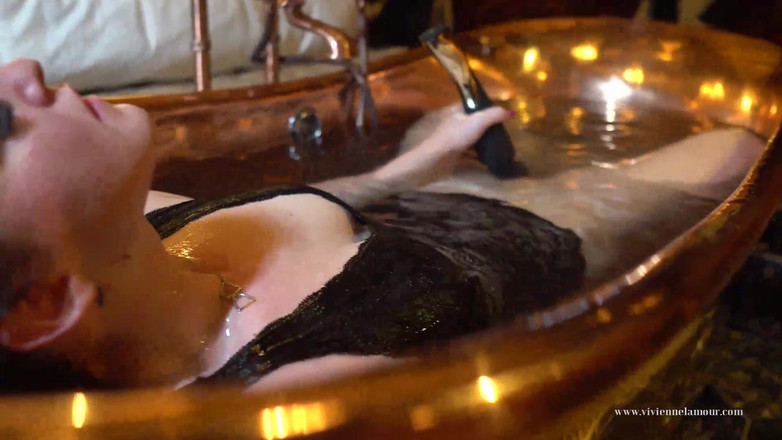 Vivienne l'Amour: Vivienne L'amour - penggetar mandi tembaga melancap