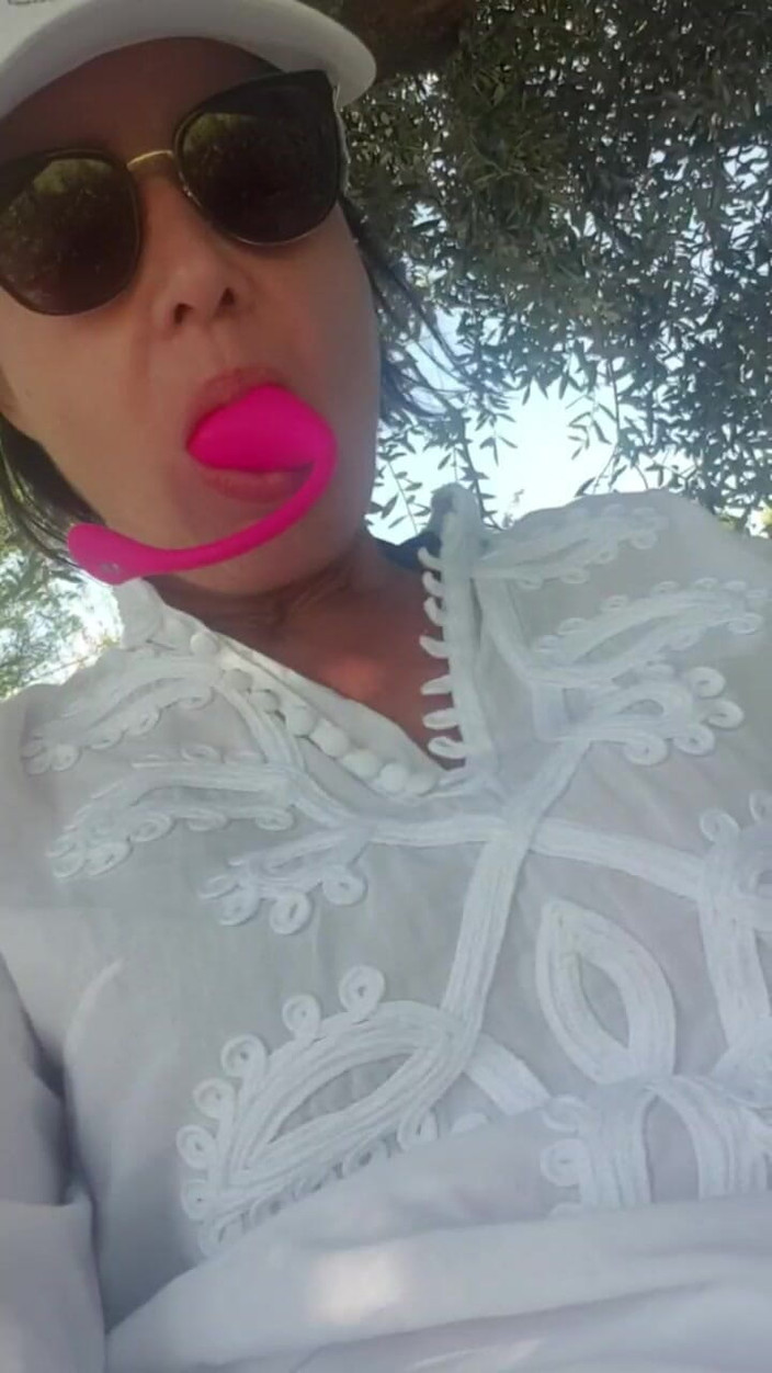 JulieEroticDress: Squirt sur un lieu risqué