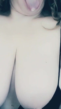 La tettona gioca