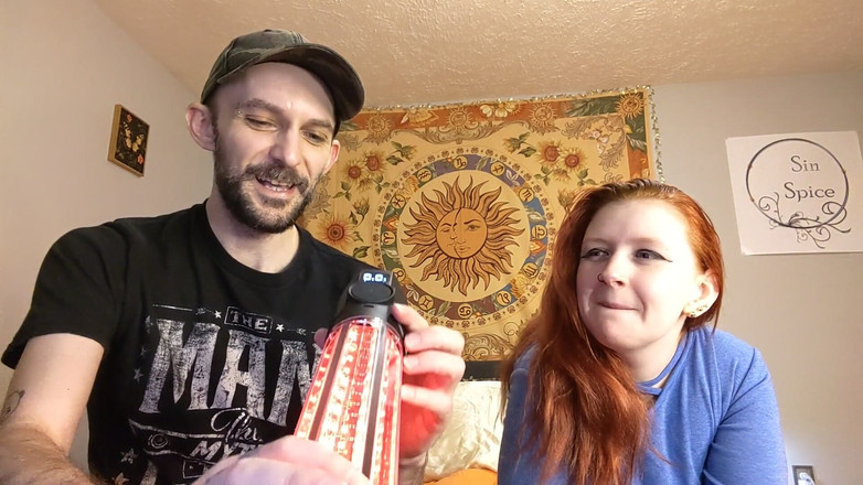 Sin Spice by Sophia Sinclair and Jasper Spice: Moiame Titan Kırmızı Işık Penis Pompası Kutu açıyor