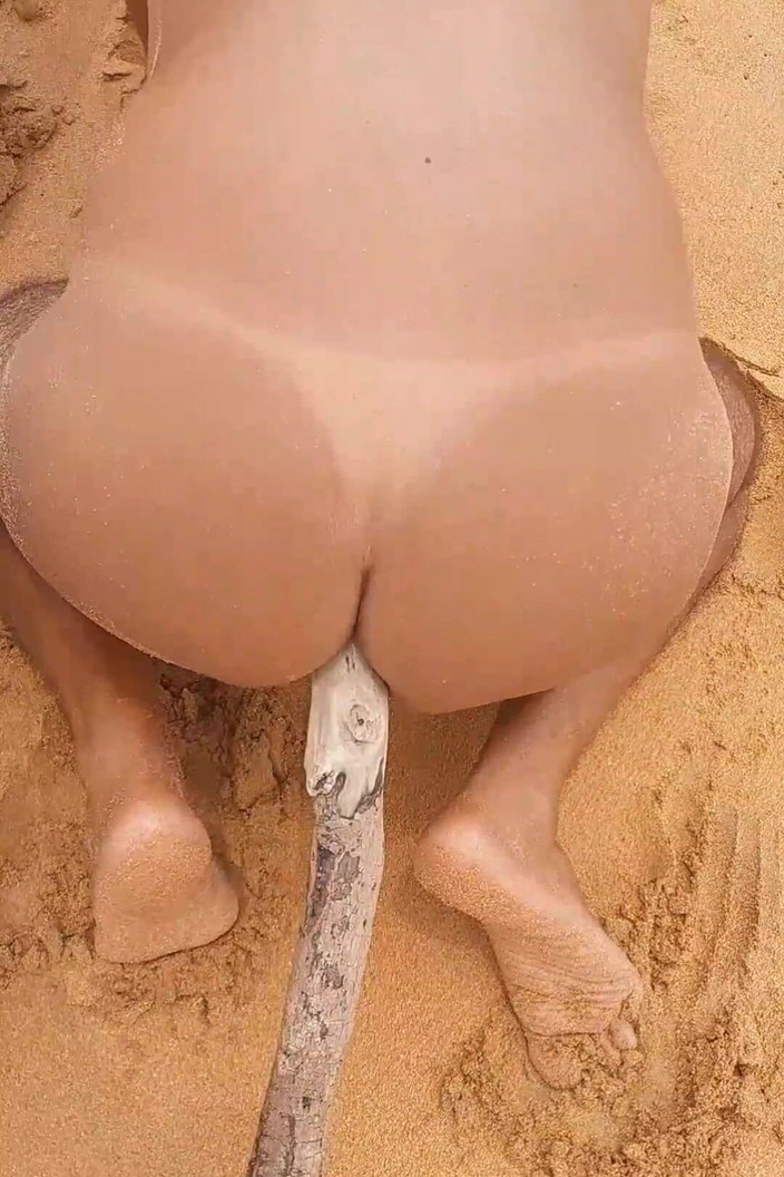 Ladysilvas: Збуджена ледісільва засовує член у твою дупу на пляжі