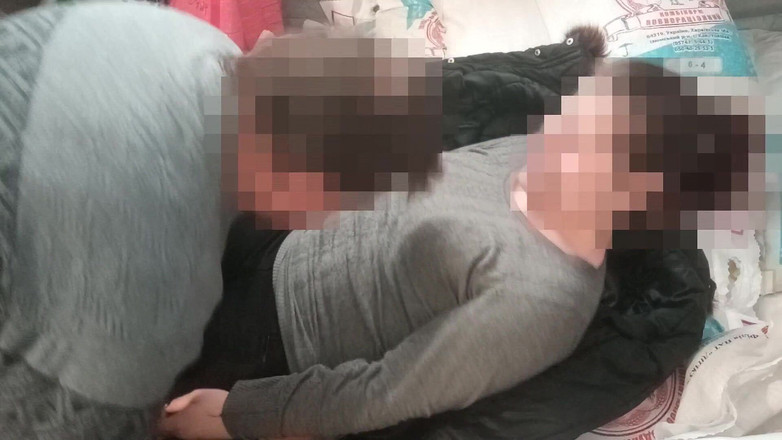 VitLen2: 将一个美女拖进谷仓并在包里性交