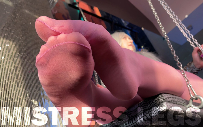 Mistress Legs: Zeiță picioare drăguțe în ciorapi roz subțire leagăn lângă fața ta
