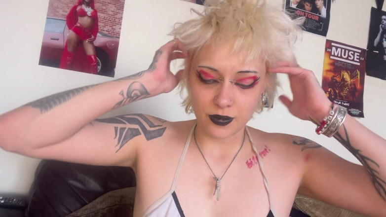 Glitterqueen1999: Custom) Scraping My Tongue for the Boy That Likes Me
