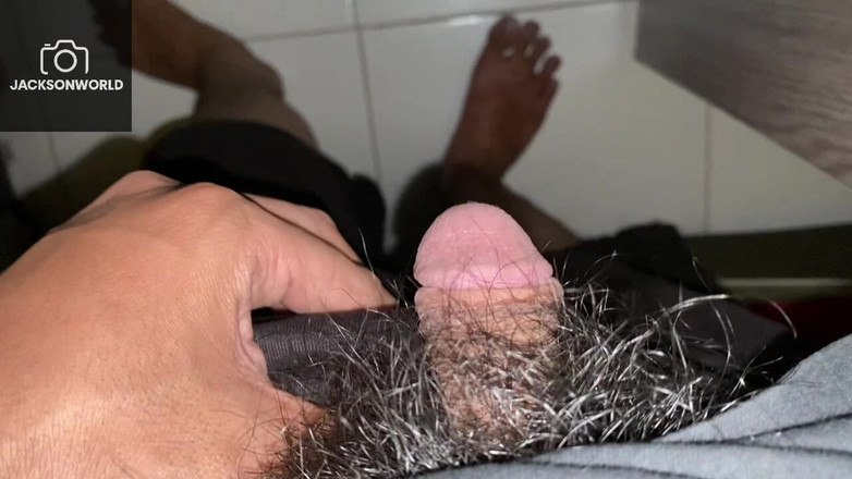 Jackson World: 热辣的单人表演观看我在衣柜前自慰，直到我再也忍不住