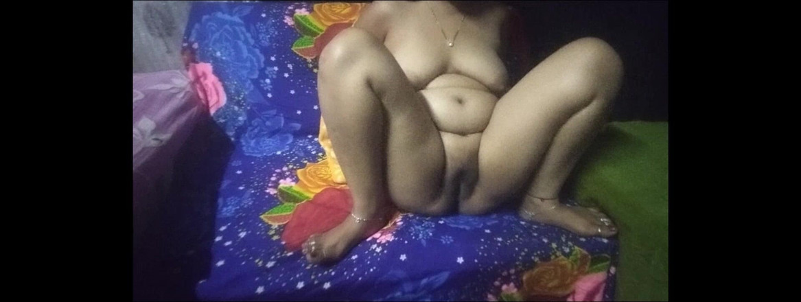 Bongsoniya69: Hermanastra está sentada en el sofá mostrando su coño.