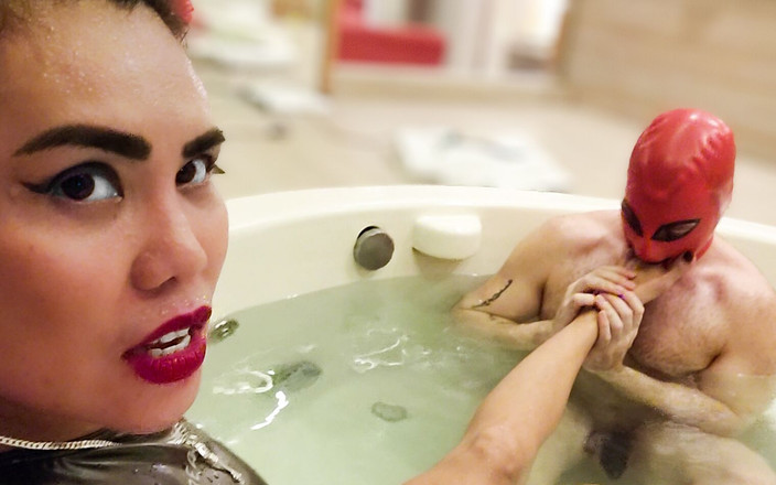 DominaFireOfficial: Dominafire krijgt voetaanbidding door kuisheidsslaaf