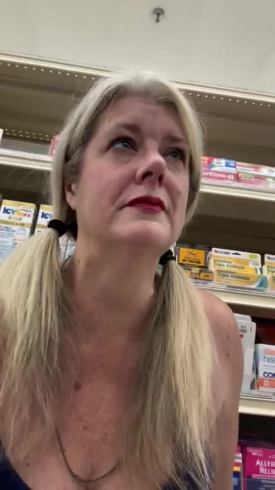 Alice Harlot: 独自去购物。我体内有东西。全衣